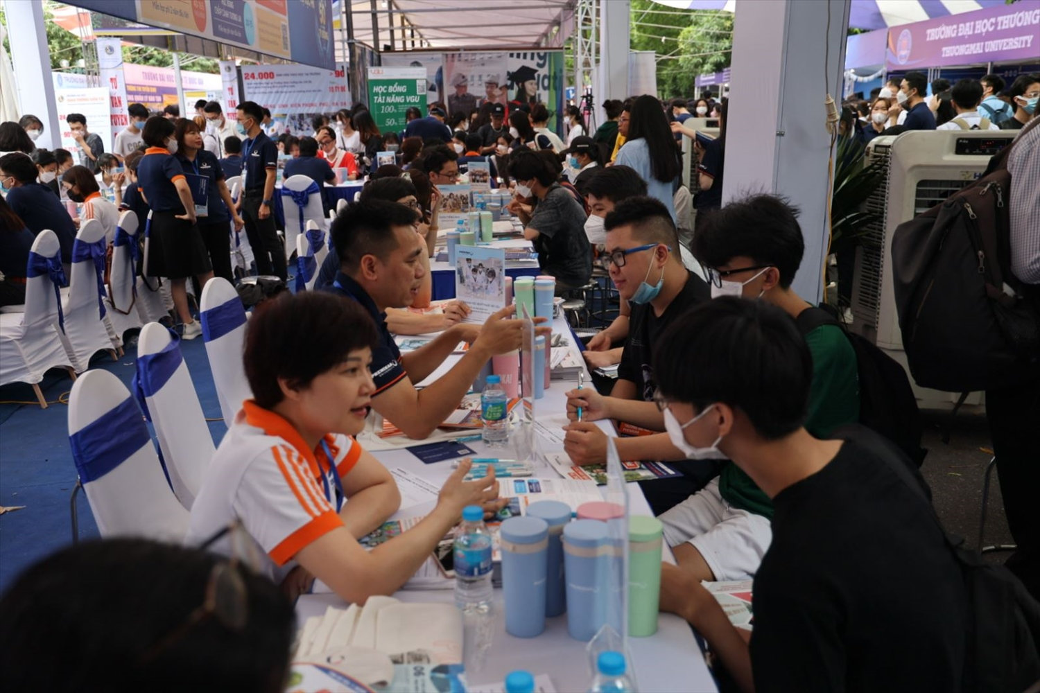 Các bàn tư vấn đều kín chỗ.