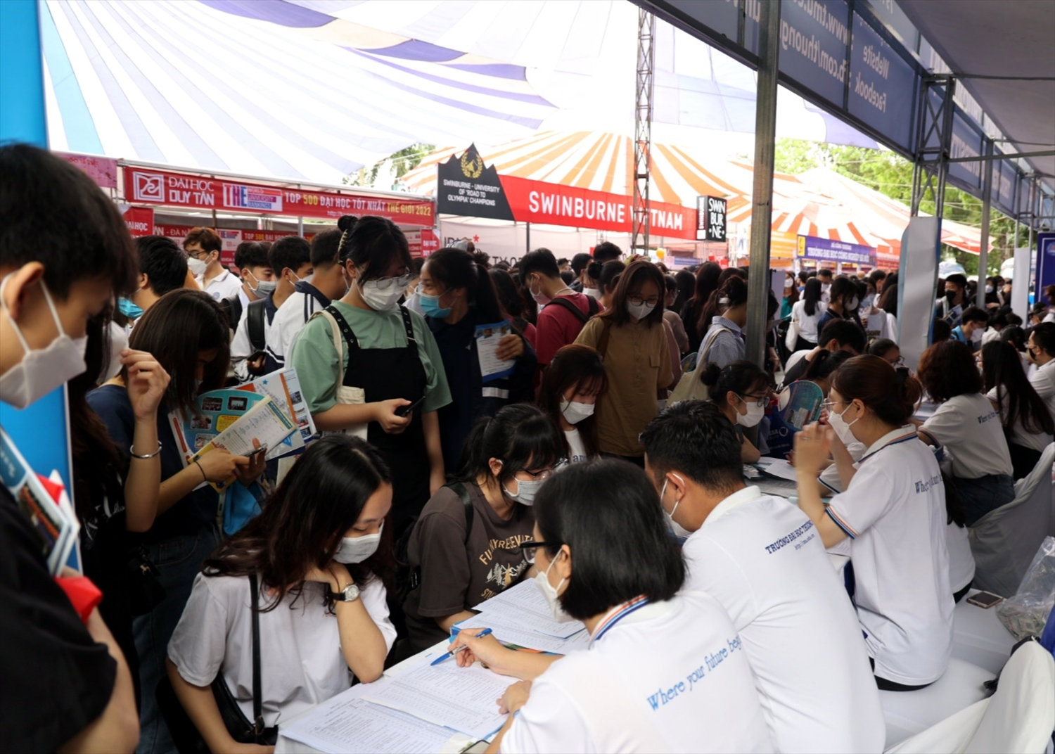 Tại các gian tư vấn, thầy, cô của các trường đại học giải đáp thông tin cần thiết cho thí sinh.