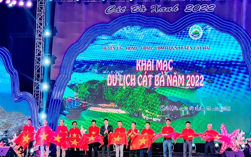 Quang cảnh khai mạc du lịch Cát Bà 2022 tối 7/5.