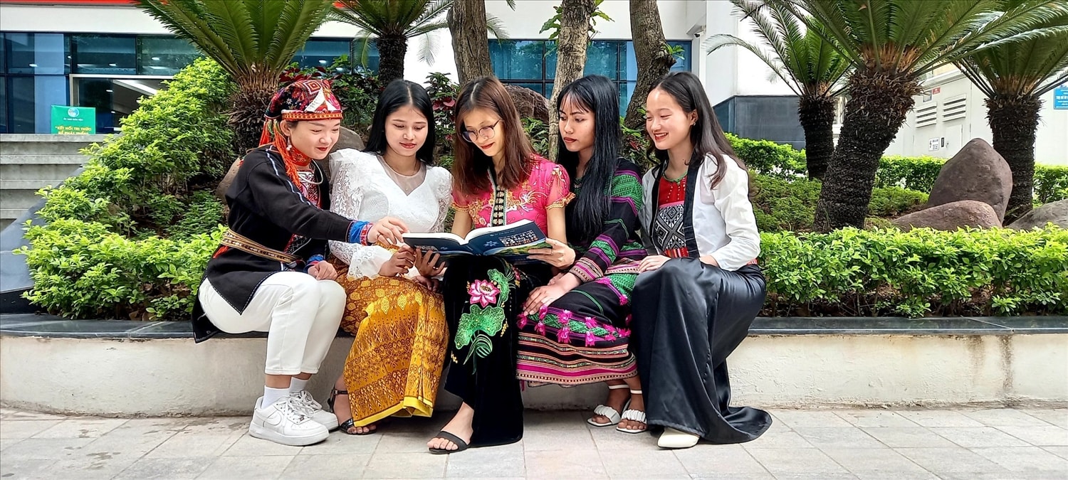 Mỗi cộng đồng dân tộc, đặc biệt là thế hệ trẻ cần phải nêu cao vai trò, tình yêu, lòng tự tôn và trách nhiệm trong việc gìn giữ tiếng mẹ đẻ Mỗi cộng đồng dân tộc, đặc biệt là thế hệ trẻ cần phải nêu cao vai trò, tình yêu, lòng tự tôn và trách nhiệm trong việc gìn giữ tiếng mẹ đẻ
