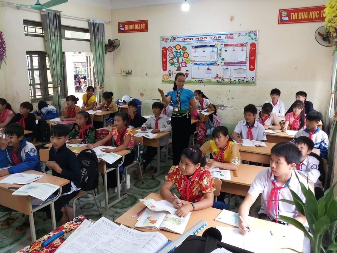 Những buổi học song ngữ (tiếng Phổ thông- tiếng mẹ đẻ) nâng cao hiệu quả trong học tập và nâng cao khả năng nói tiếng mẹ đẻ. (Ảnh: Hoàng Bắc- Than Uyên) Những buổi học song ngữ (tiếng Phổ thông- tiếng mẹ đẻ) nâng cao hiệu quả trong học tập và nâng cao khả năng nói tiếng mẹ đẻ. (Ảnh: Hoàng Bắc- Than Uyên)