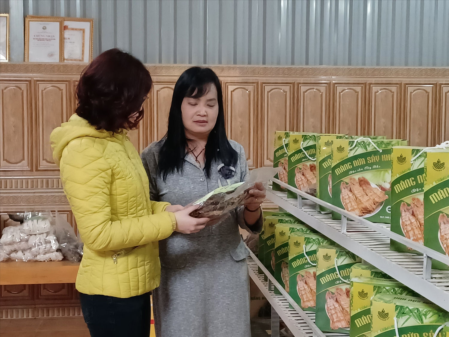 Giám đốc Cao Thị Tâm (bên phải) giới thiệu sản phẩm măng Tân Xuân đến cho khách hàng