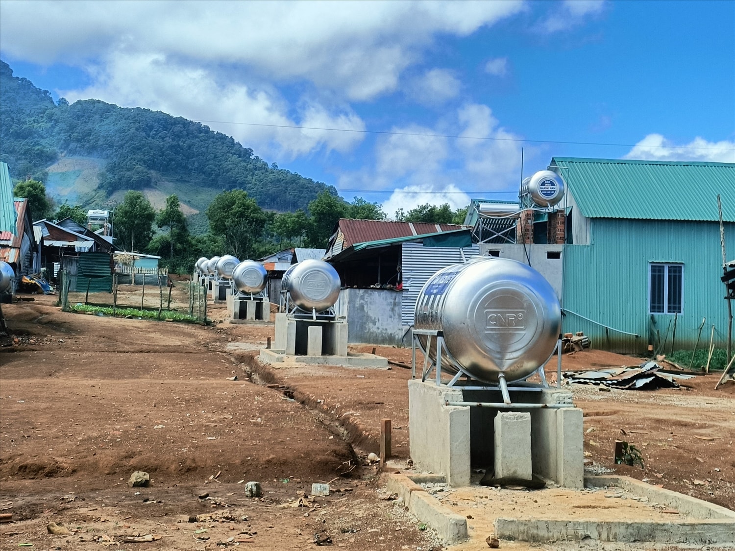 Hàng loạt bồn nước được xây dựng nhưng phải chờ nước Hàng loạt bồn nước được xây dựng nhưng phải chờ nước