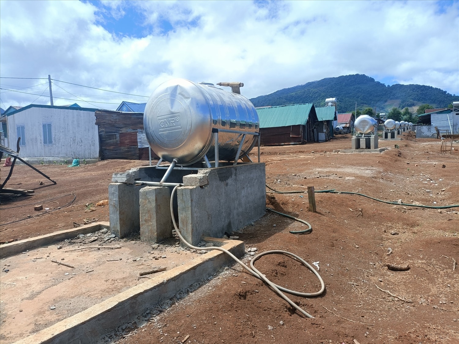 Một buồn chứa nước đang bắt đầu xuống cấp Một buồn chứa nước đang bắt đầu xuống cấp