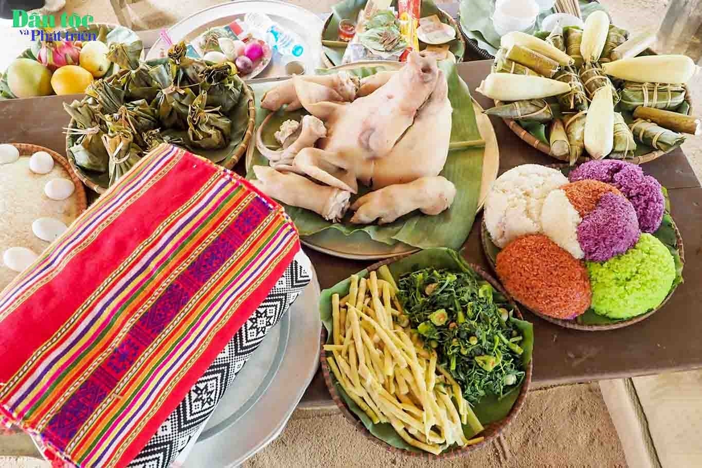 Sau đó, dân làng chuẩn bị những đồ lễ vật để thầy cúng thực hiện nghi lễ cầu mưa. Đồ cúng gồm măng đắng, chuối xanh, cơm lam, cá xông khói, bánh chưng, bánh ít uôi, gạo nếp, gà luộc…