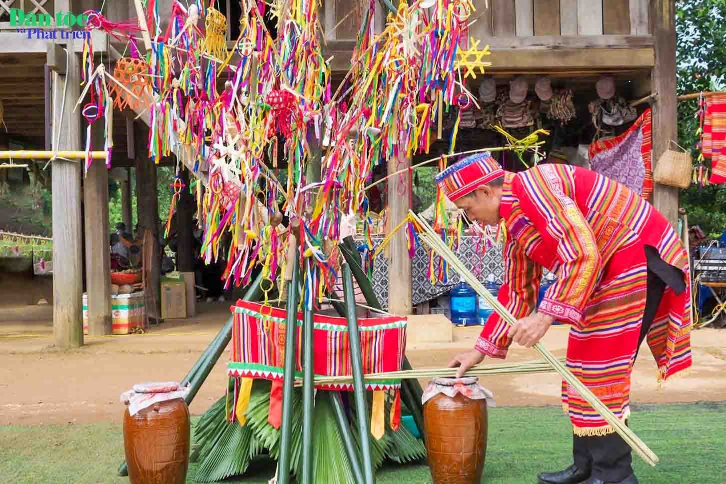 Trước ngày diễn ra Lễ cầu mưa, dân làng cùng tập trung đến một bãi đất rộng ở đầu bản để dựng một cây nêu. Cây nêu được trang trí những hình con chim, con ve... đan bằng nan, bên cạnh những cái lồng nhỏ đặt trứng gà, vỏ ốc, vỏ trai..., thể hiện sự khó khăn của cuộc sống thiếu nước, do thời tiết khắc nghiệt