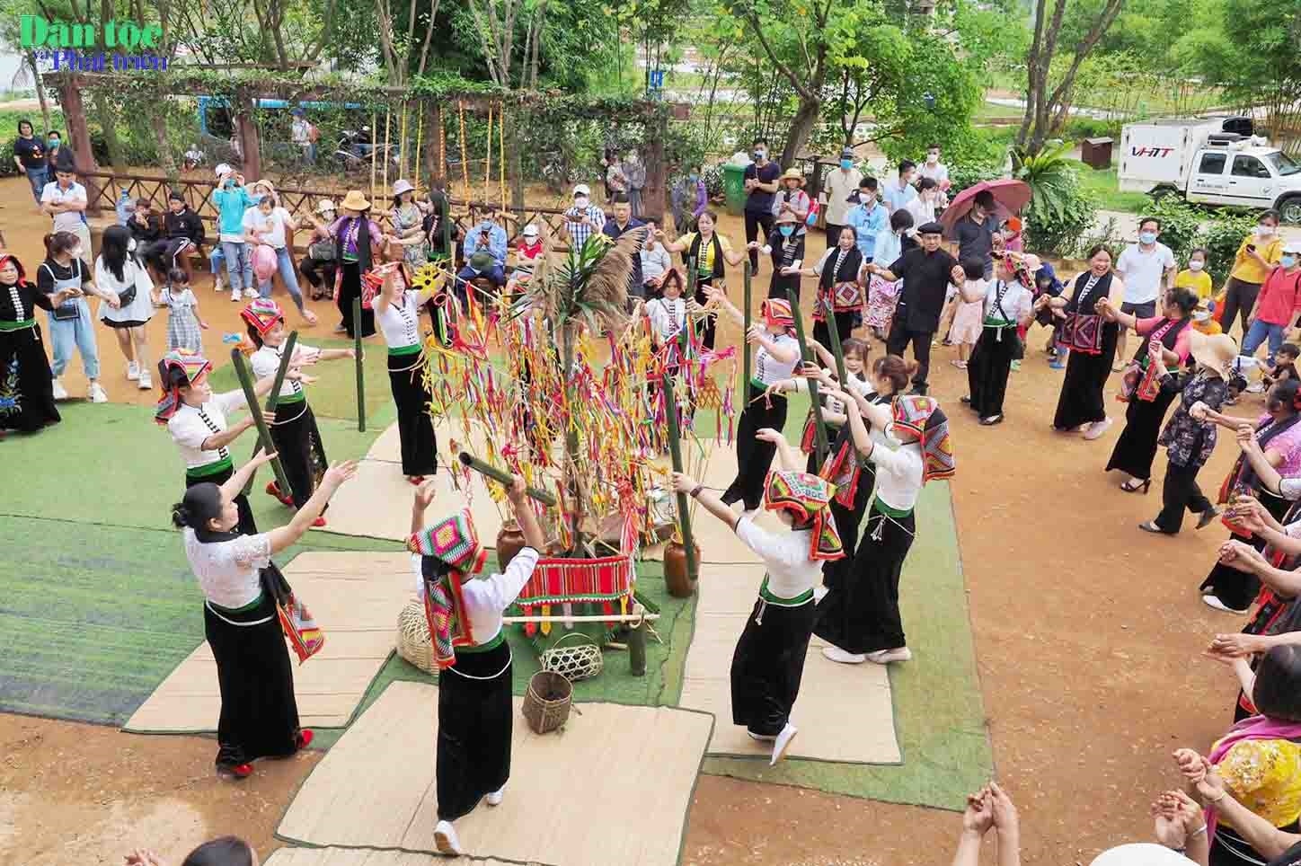 Kết thúc Lễ hội cầu mưa, dân bản cùng nhau ca hát, xòe và chơi các trò chơi dân gian truyền thống của dân tộc Thái