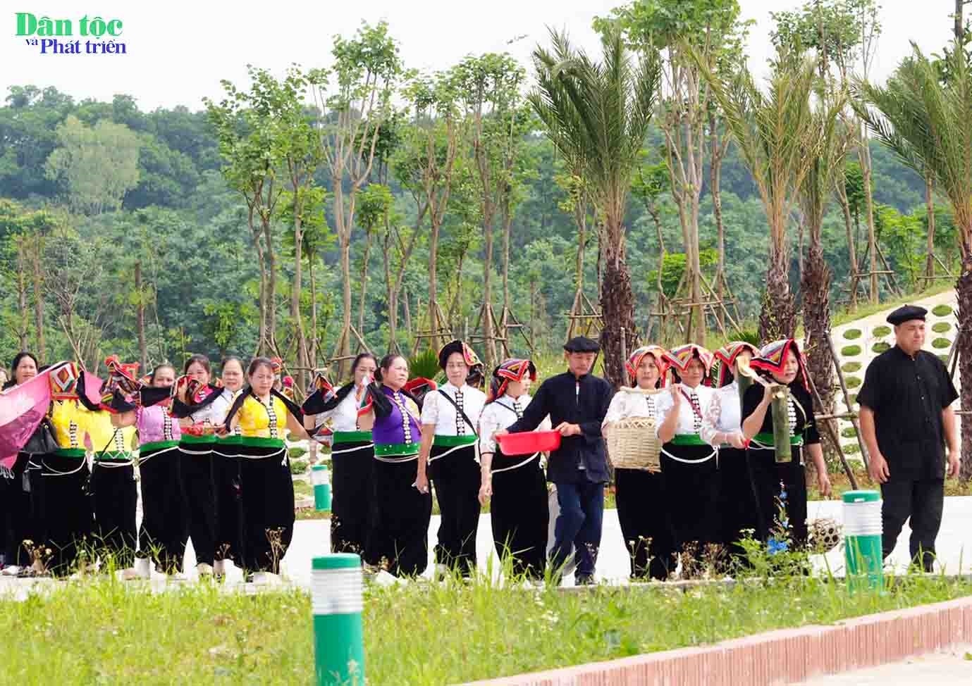 Sau khi cúng thổ địa và thần linh ở mó nước xong, bà góa cùng đoàn chị em phụ nữ sẽ múc nước đem về