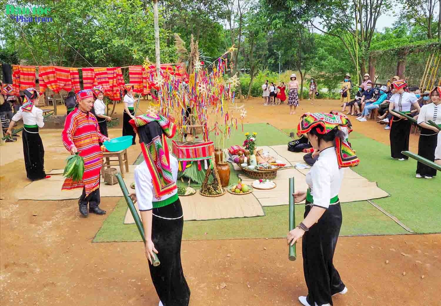 Thầy mo đọc bài cúng kể cho ông Then biết nỗi khổ của dân làng khi không có mưa. Kết thúc bài cúng, ông Then sẽ tuyên bố ban nước và cho một năm mưa thuận gió hòa, mùa màng tươi tốt, sau đó ông Then bưng chậu nước đi vòng quanh, vừa đi vừa vẩy nước vào tất cả những người dự lễ. Kết thúc Lễ hội cầu mưa, dân bản cùng nhau ca hát, xòe và chơi các trò chơi dân gian truyền thống...
