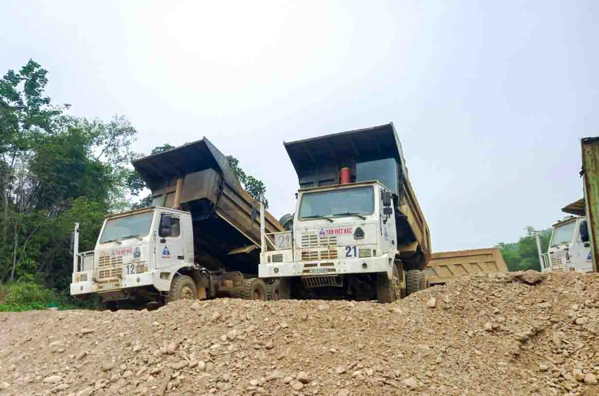 Xe tải, máy móc tập trung tại công trình