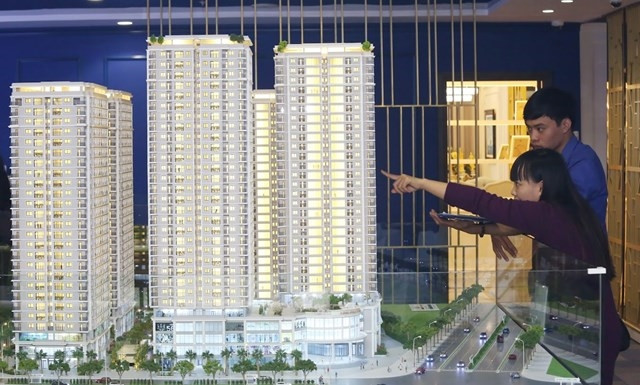 Thời gian qua, các sàn bất động sản luôn nóng vì các giao dịch. Ảnh: Quang Vinh