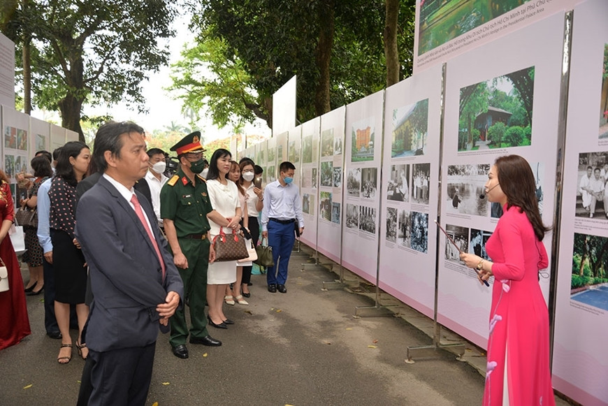 Các đại biểu tham quan triển lãm. 