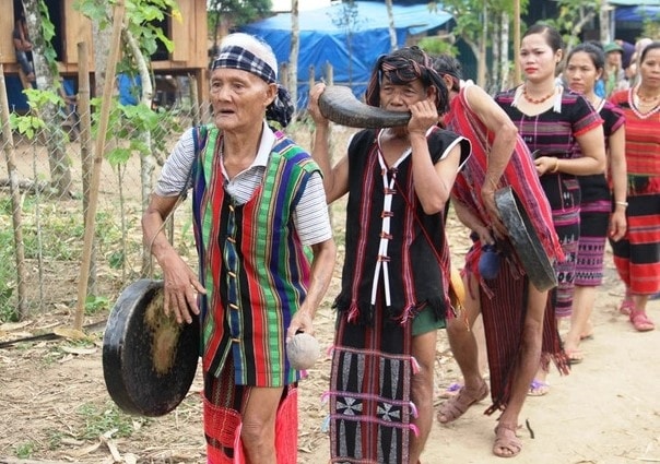 Trong tất cả các nghi lễ liên quan mang tính cộng đồng, thần Knée luôn được người Pa Cô xướng danh đầu tiên. Thời gian cúng thần cố định hàng năm và khoảng 10 năm cúng lớn 1 lần. Tuy nhiên, tùy vào điều kiện và những khi trong làng xảy ra các sự việc bất thường thì dân làng có thể tổ chức lễ cúng đột xuất.