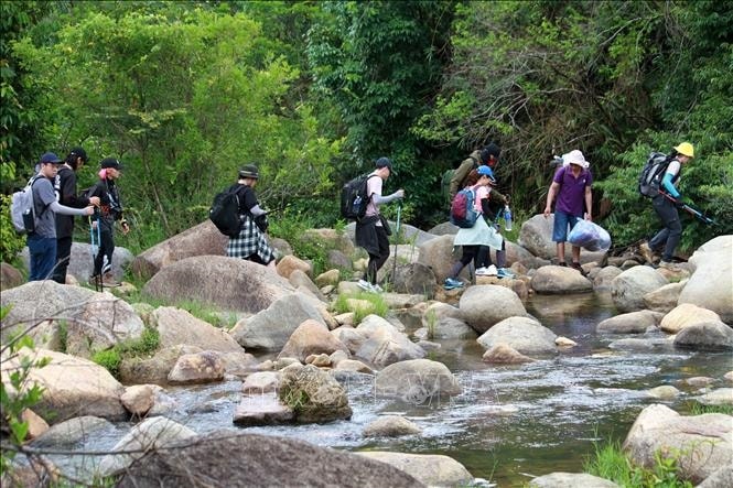 Du khách trải nghiệm tour dã ngoại, leo núi Chư Yang Lắk ở huyện Lắk, tỉnh Đắk Lắk. 