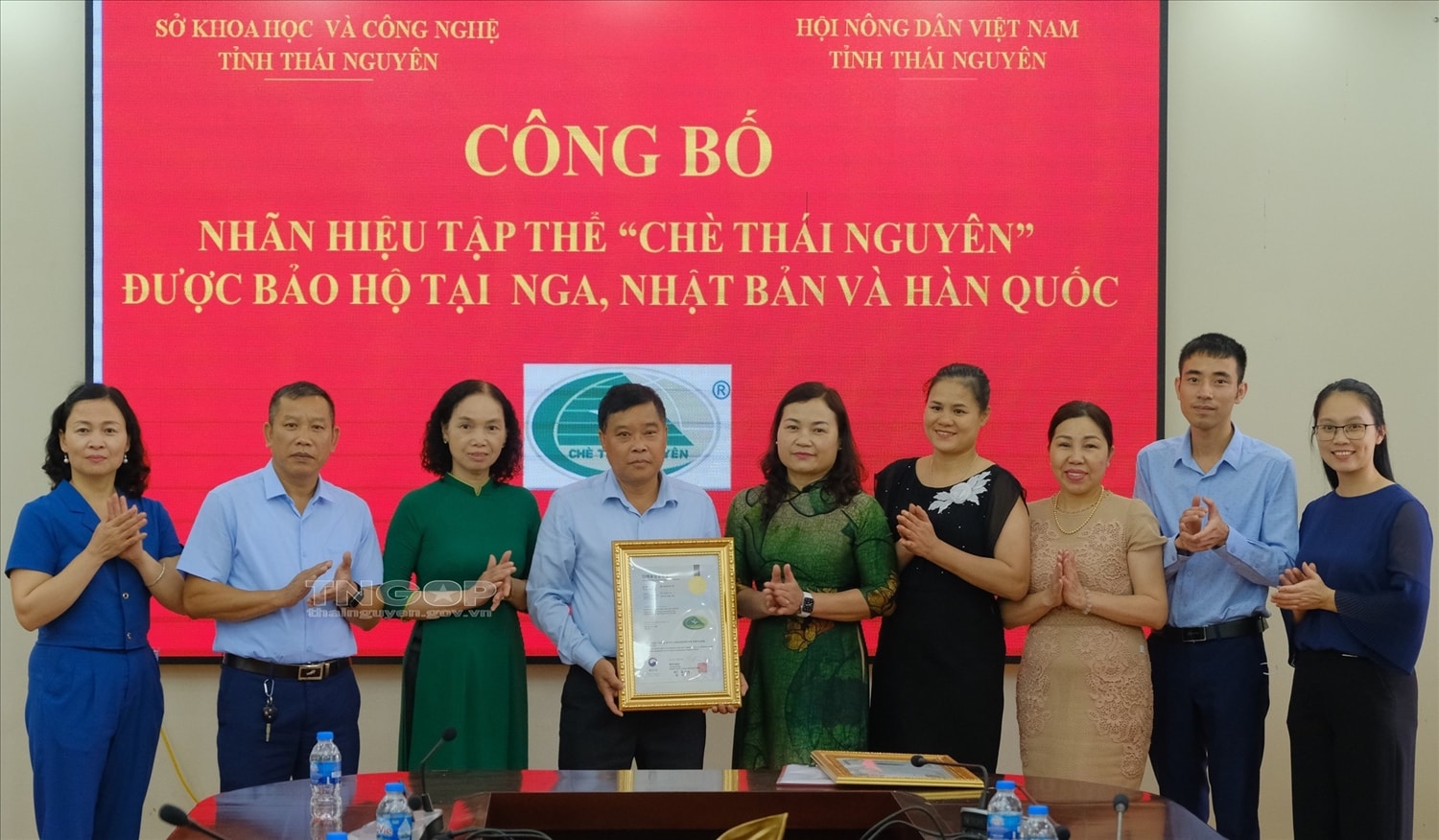 Đại diện Hội Nông dân tỉnh đón nhận Giấy chứng nhận đăng ký nhãn hiệu tập thể “Chè Thái Nguyên” tại Nga, Nhật Bản và Hàn Quốc. Đại diện Hội Nông dân tỉnh đón nhận Giấy chứng nhận đăng ký nhãn hiệu tập thể “Chè Thái Nguyên” tại Nga, Nhật Bản và Hàn Quốc.