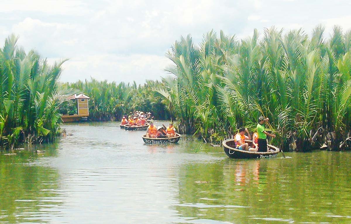 Làng dừa nước Cẩm Thanh tuy đưa vào hoạt động sau các làng nghề khác nhưng luôn thu hút đông đảo du khách đến tham quan, trải nghiệm. (Ảnh: Đ.H ) Làng dừa nước Cẩm Thanh tuy đưa vào hoạt động sau các làng nghề khác nhưng luôn thu hút đông đảo du khách đến tham quan, trải nghiệm. (Ảnh: Đ.H )