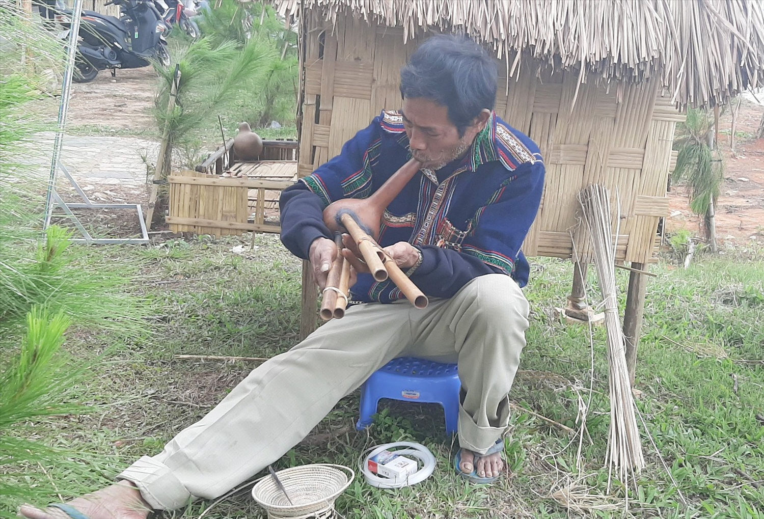 Nghệ nhân Ntơr Bang say sưa với tiếng kèn bầu sáu ống