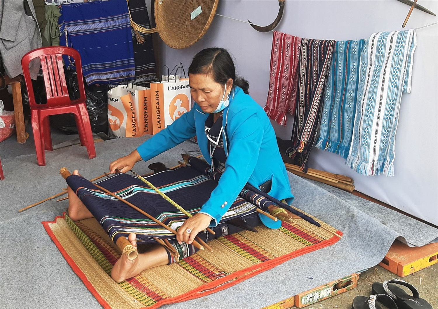 Bà K’Chel Cil Múp vẫn miệt mài với nghề dệt thổ cẩm