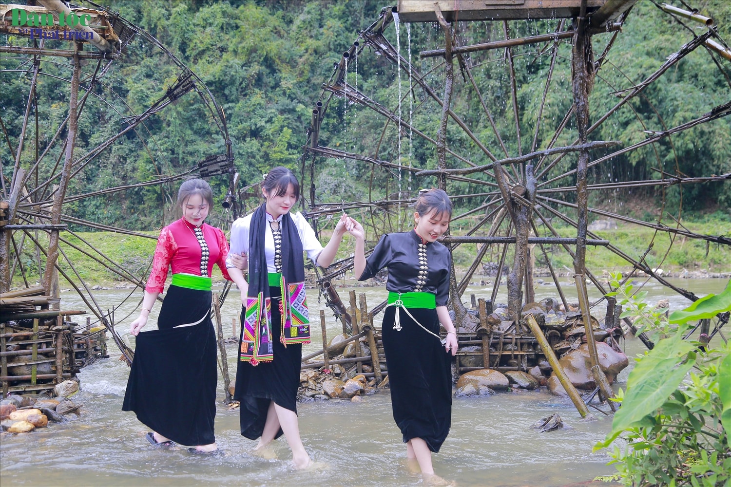 Guồng nước thường được sử dụng ở suối, nơi có dòng chảy thấp so với ruộng canh tác. Và được làm hoàn toàn thủ công, tận dụng những vật liệu có sẵn từ tự nhiên như tre, nứa, gỗ