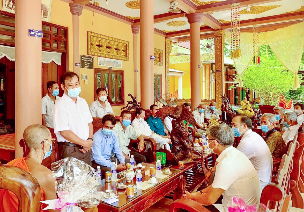 Ban Dân tộc Kiên Giang thăm, tặng quà các chức sắc tôn giáo, Người có uy tín nhân dịp Tết cổ truyền Chôl Chnăm Thmây của đồng bào Khmer