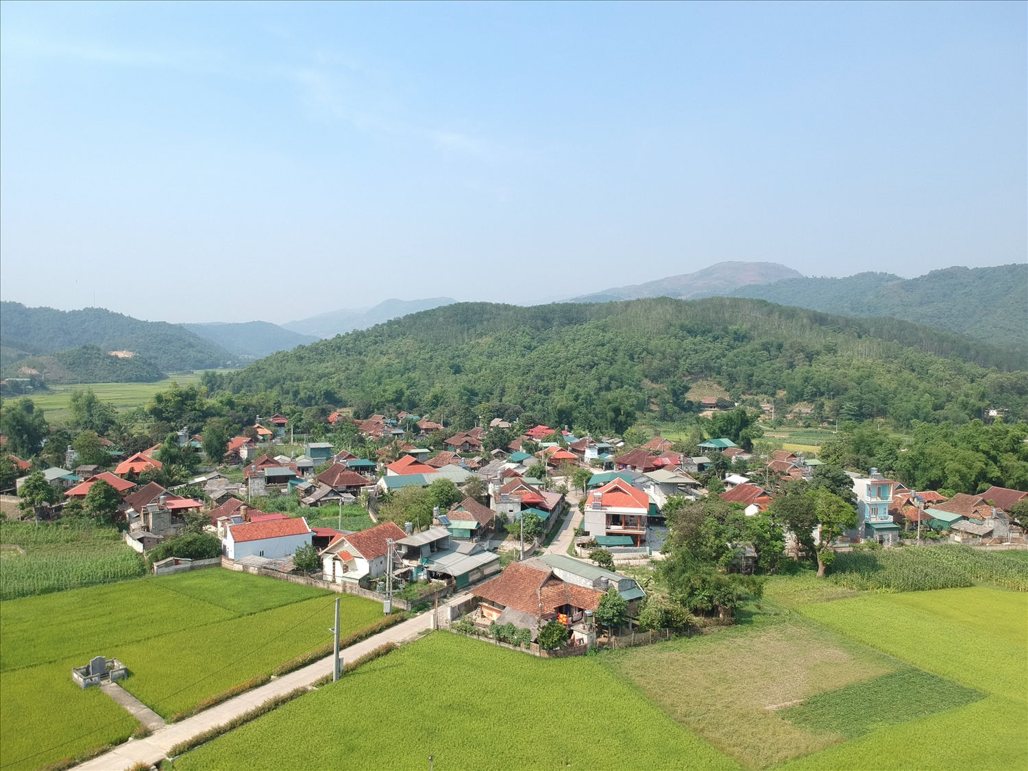 Trên nền di tích trận địa pháo năm xưa, bản Mển hiện lên trù phú, no ấm