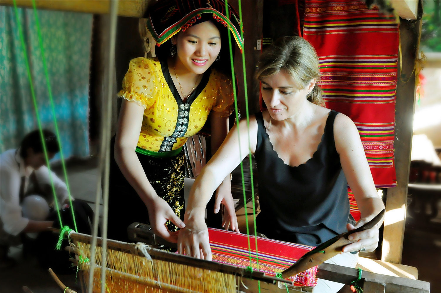 Du khách trải nghiệm dệt thổ cẩm