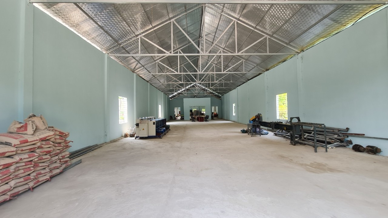 Một trong số nhà xưởng xây xong nhưng cũng không đưa vào hoạt động Một trong số nhà xưởng xây xong nhưng cũng không đưa vào hoạt động