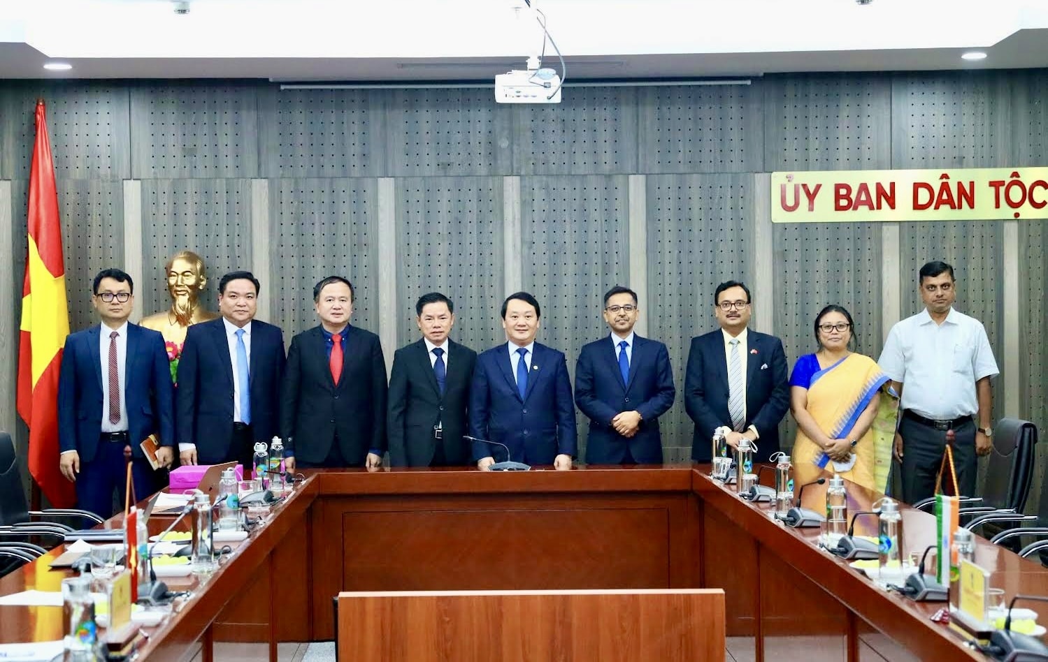 Bộ trưởng, Chủ nhiệm Ủy ban Dân tộc Hầu A Lềnh; Ngài Đại sứ Đặc mệnh toàn quyền Ấn Độ tại Việt Nam Pranay Verma và các đại biểu chụp ảnh lưu niệm