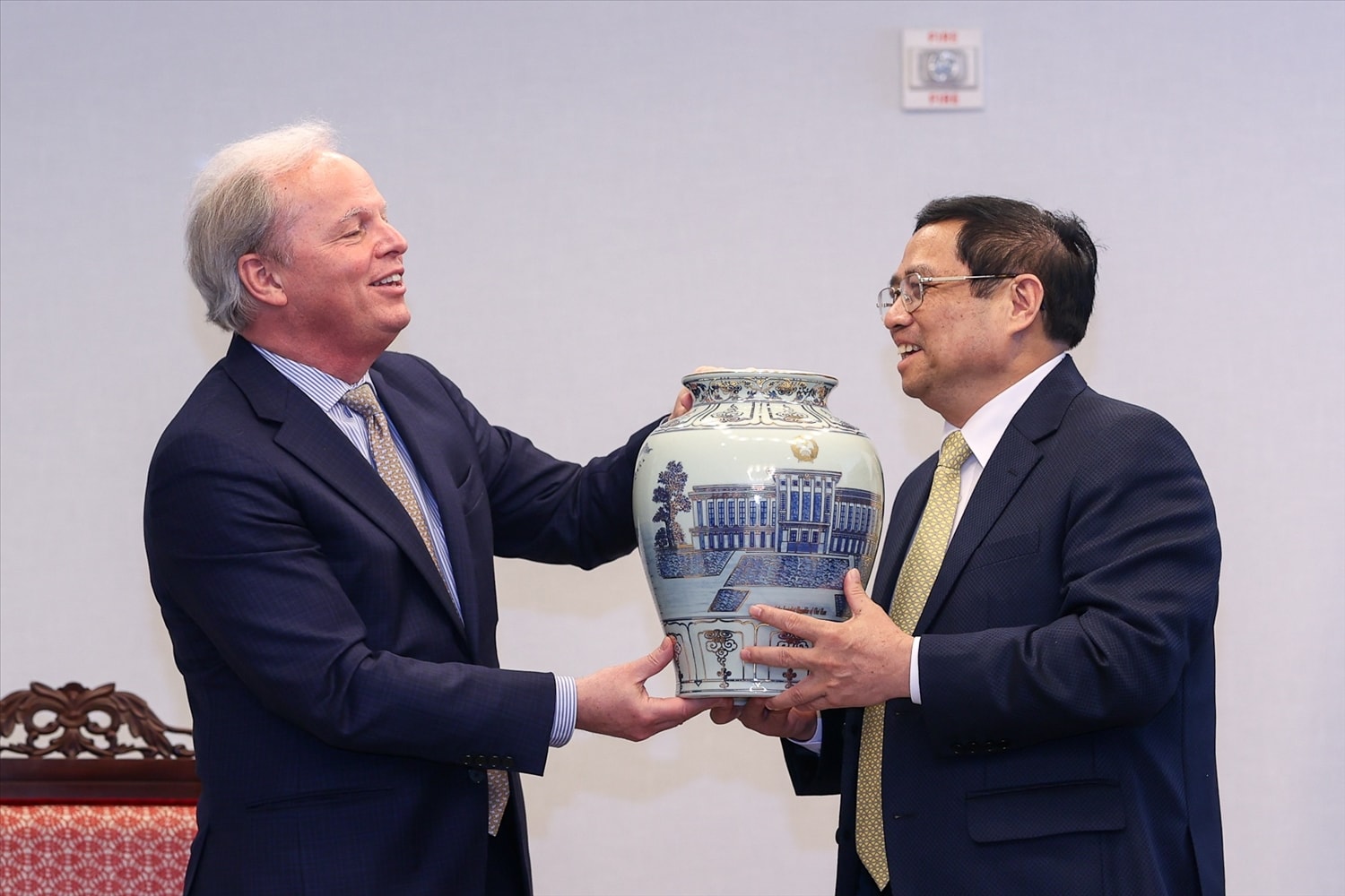 Thủ tướng tặng quà Tổng Giám đốc điều hành WB - Ảnh: VGP/Nhật Bắc Thủ tướng tặng quà Tổng Giám đốc điều hành WB - Ảnh: VGP/Nhật Bắc