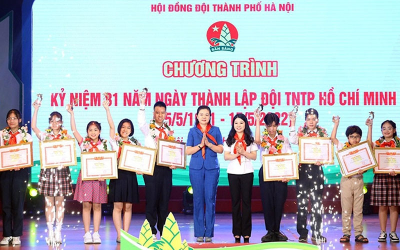 Đại diện lãnh đạo các ngành, đoàn thể trao tặng “Giải thưởng 15 tháng 5” tặng thiếu nhi tiêu biểu của Thủ đô. Đại diện lãnh đạo các ngành, đoàn thể trao tặng “Giải thưởng 15 tháng 5” tặng thiếu nhi tiêu biểu của Thủ đô.