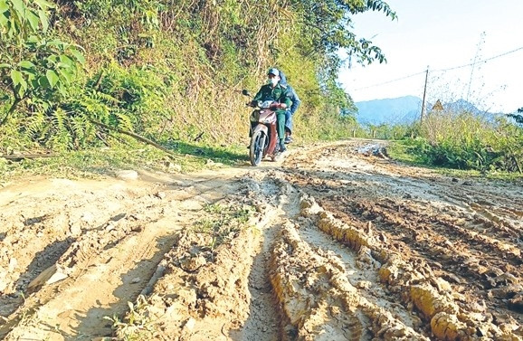 Con đường vào bản Cò Cài, xã Trung Lý, huyện Mường Lát còn khó khăn nên đã ảnh hưởng đến việc đi lại của bà con, đặc biệt là các em học sinh đến trường