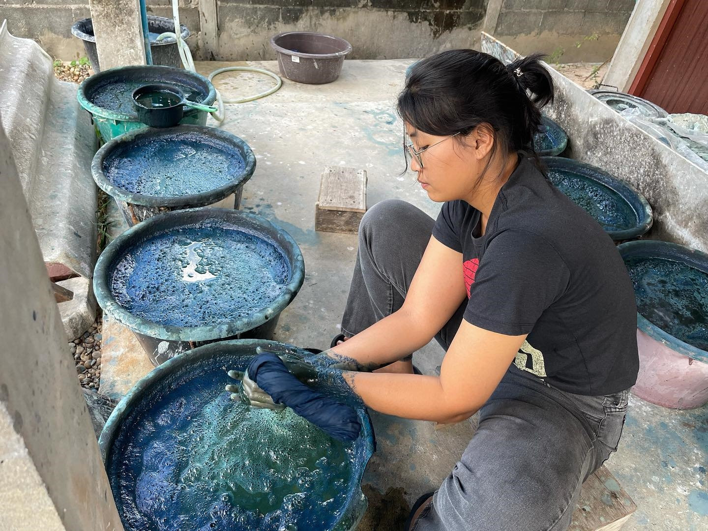 Nhuộm chàm là một công đoạn khó, đòi hỏi sự khéo léo của người thợ 