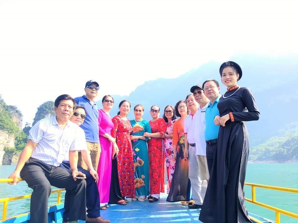 Chẩu Thị Nga (ngoài cùng bên phải) dẫn khách tham quan hồ Chẩu Thị Nga (ngoài cùng bên phải) dẫn khách tham quan hồ