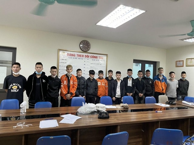 Nhóm đối tượng bị bắt giữ trong vụ hỗn chiến ở Hà Đông, có độ tuổi từ 14 đến 22 tuổi. Ảnh công an cung cấp Nhóm đối tượng bị bắt giữ trong vụ hỗn chiến ở Hà Đông, có độ tuổi từ 14 đến 22 tuổi. Ảnh công an cung cấp