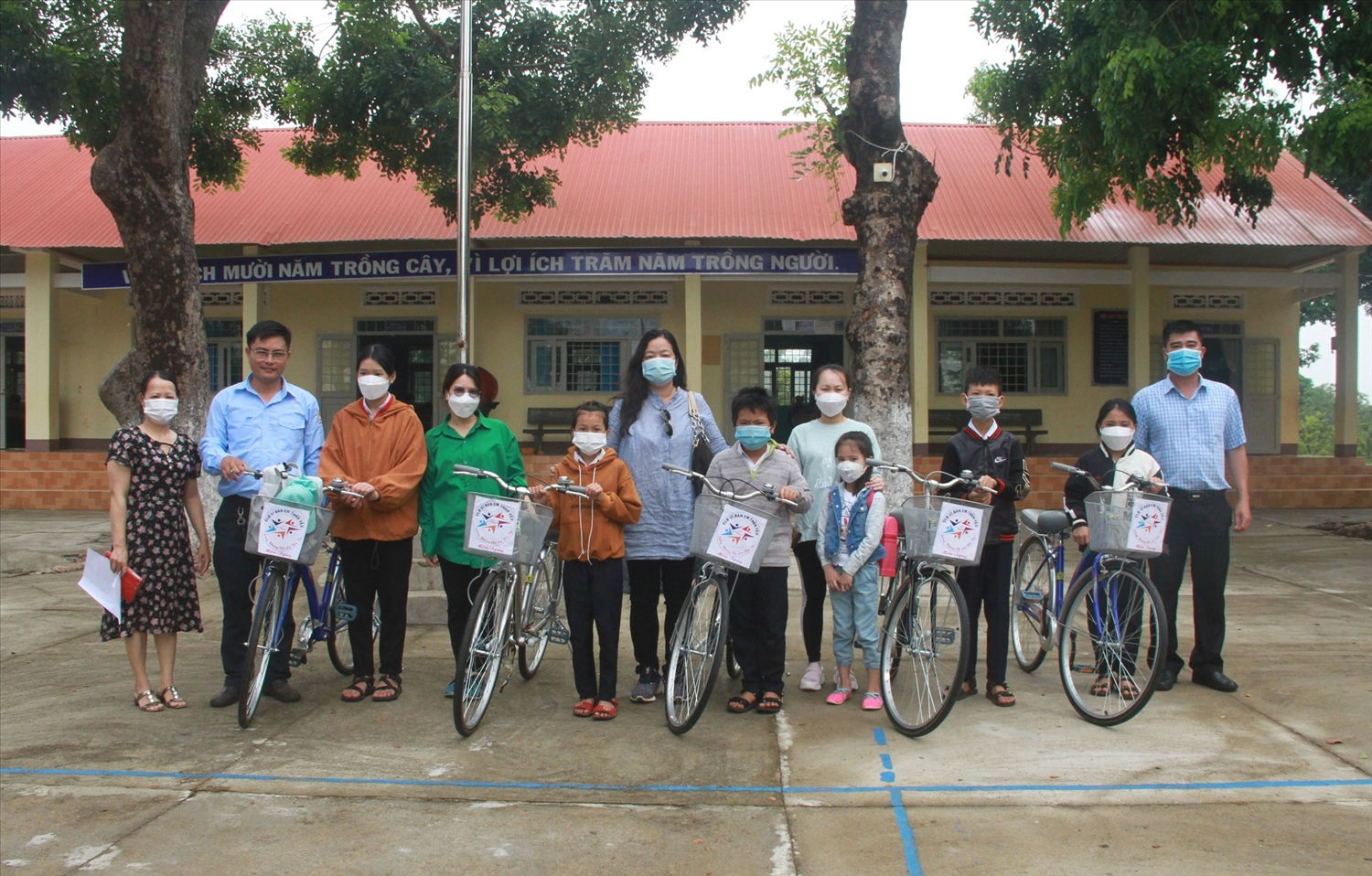 CLB Vì đàn em thân yêu và nhà hảo tâm trao xe đạp cho học sinh Trường Tiểu học và THCS Hùng Vương, xã Ea Mnang CLB Vì đàn em thân yêu và nhà hảo tâm trao xe đạp cho học sinh Trường Tiểu học và THCS Hùng Vương, xã Ea Mnang