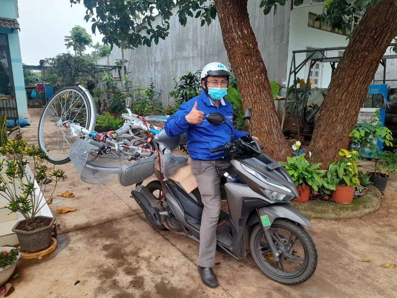 Thầy giáo Mai Văn Chuyền chở xe đạp đến nhà tặng học trò Thầy giáo Mai Văn Chuyền chở xe đạp đến nhà tặng học trò