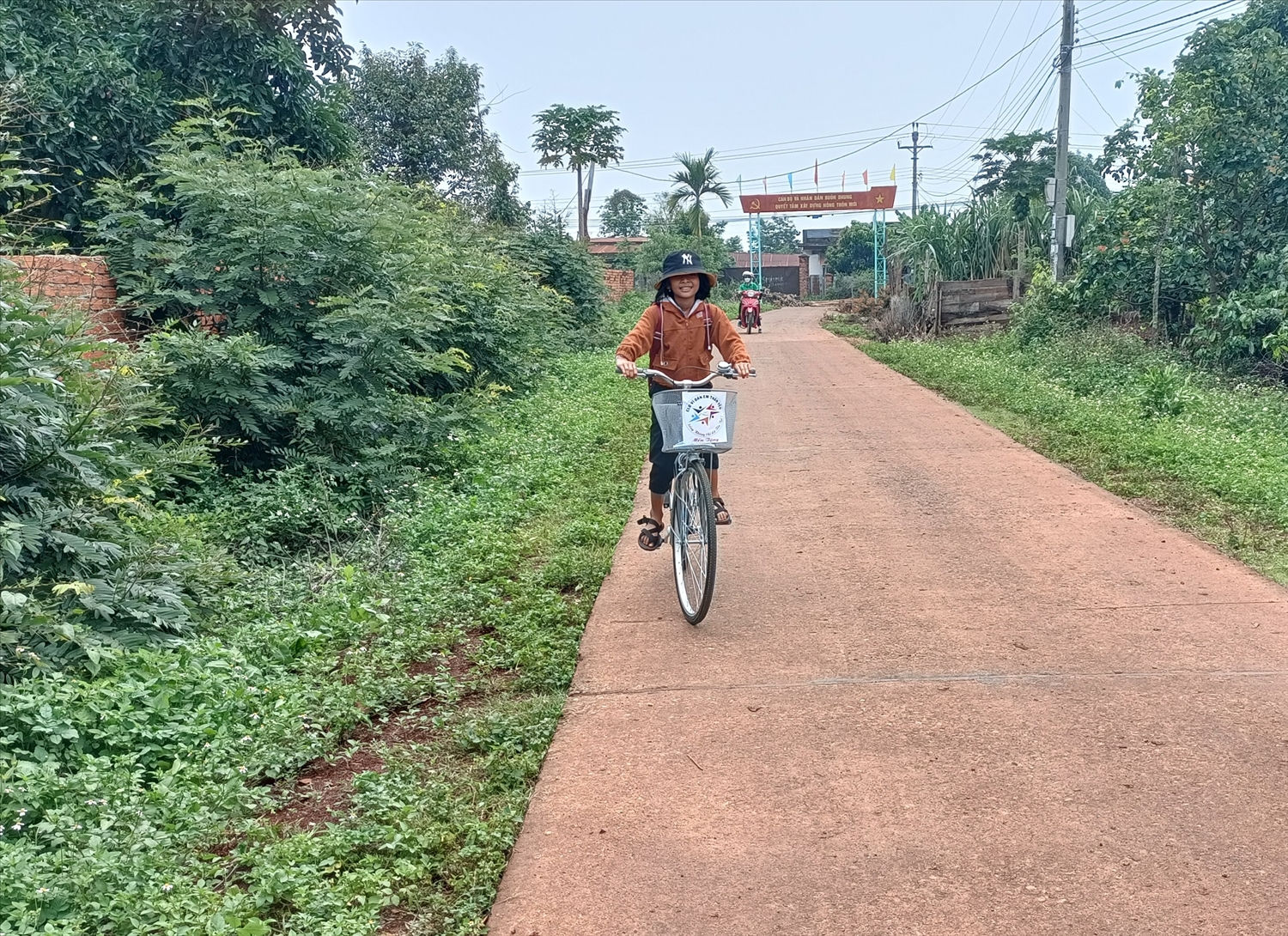 Được tặng xe đạp mới, em H’Juha Niê không còn phải đi bộ đến trường Được tặng xe đạp mới, em H’Juha Niê không còn phải đi bộ đến trường