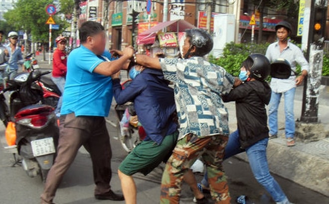 Bạo lực cộng đồng là những hình ảnh dễ dàng bắt gặp trên đường. Ảnh minh họa Bạo lực cộng đồng là những hình ảnh dễ dàng bắt gặp trên đường. Ảnh minh họa