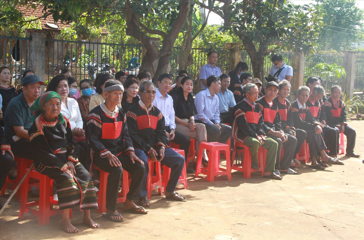 Quan khách, bà con trong buôn đến dự Lễ kết nghĩa anh em giữa bà H’Djuăn Niê và ông Y Thôn Niê