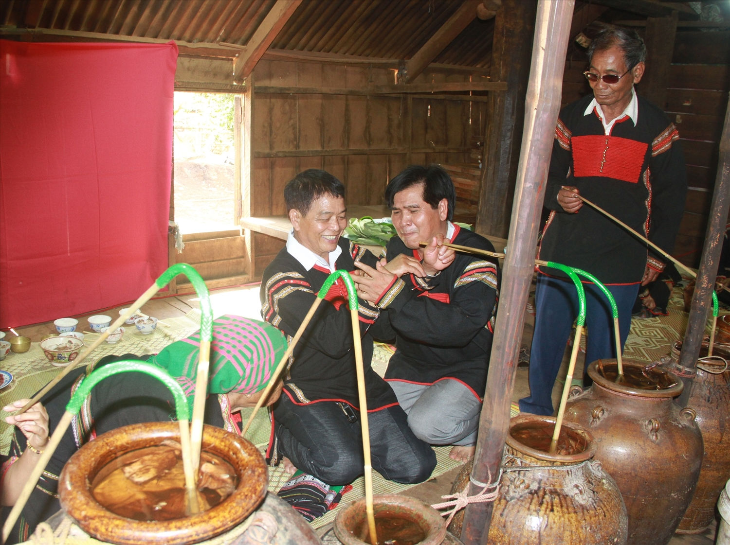Nghi thức trao vòng đồng cho người được kết nghĩa