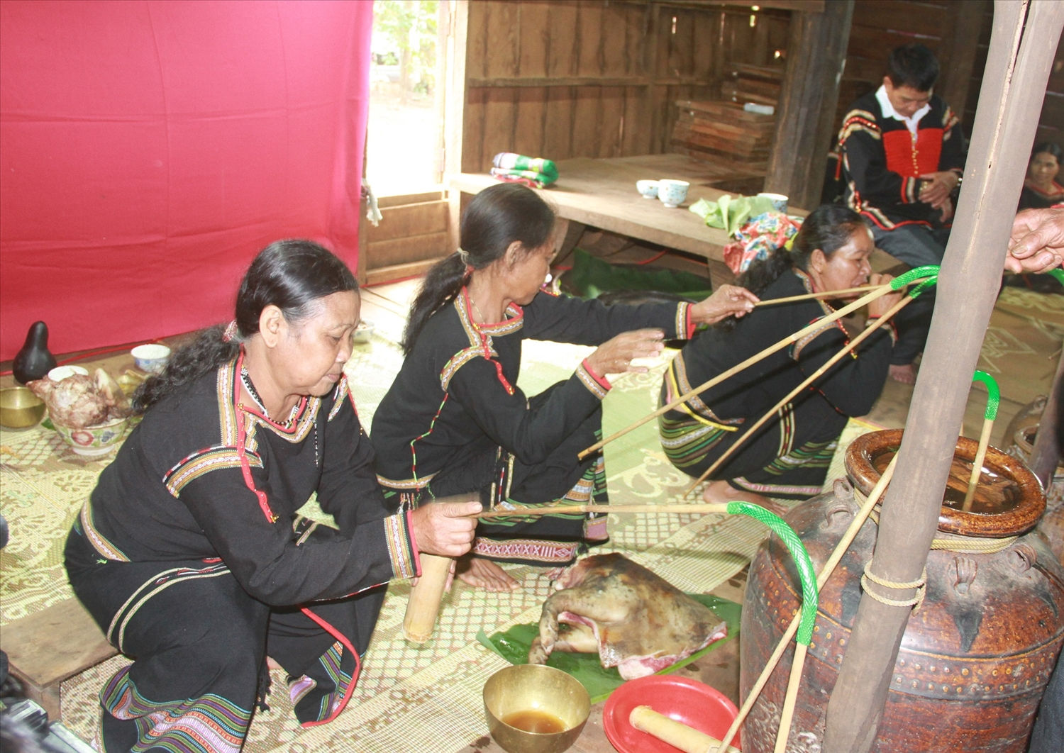 Người thân, bà con trong buôn trao tay uống rượu cần tại lễ kết nghĩa anh em