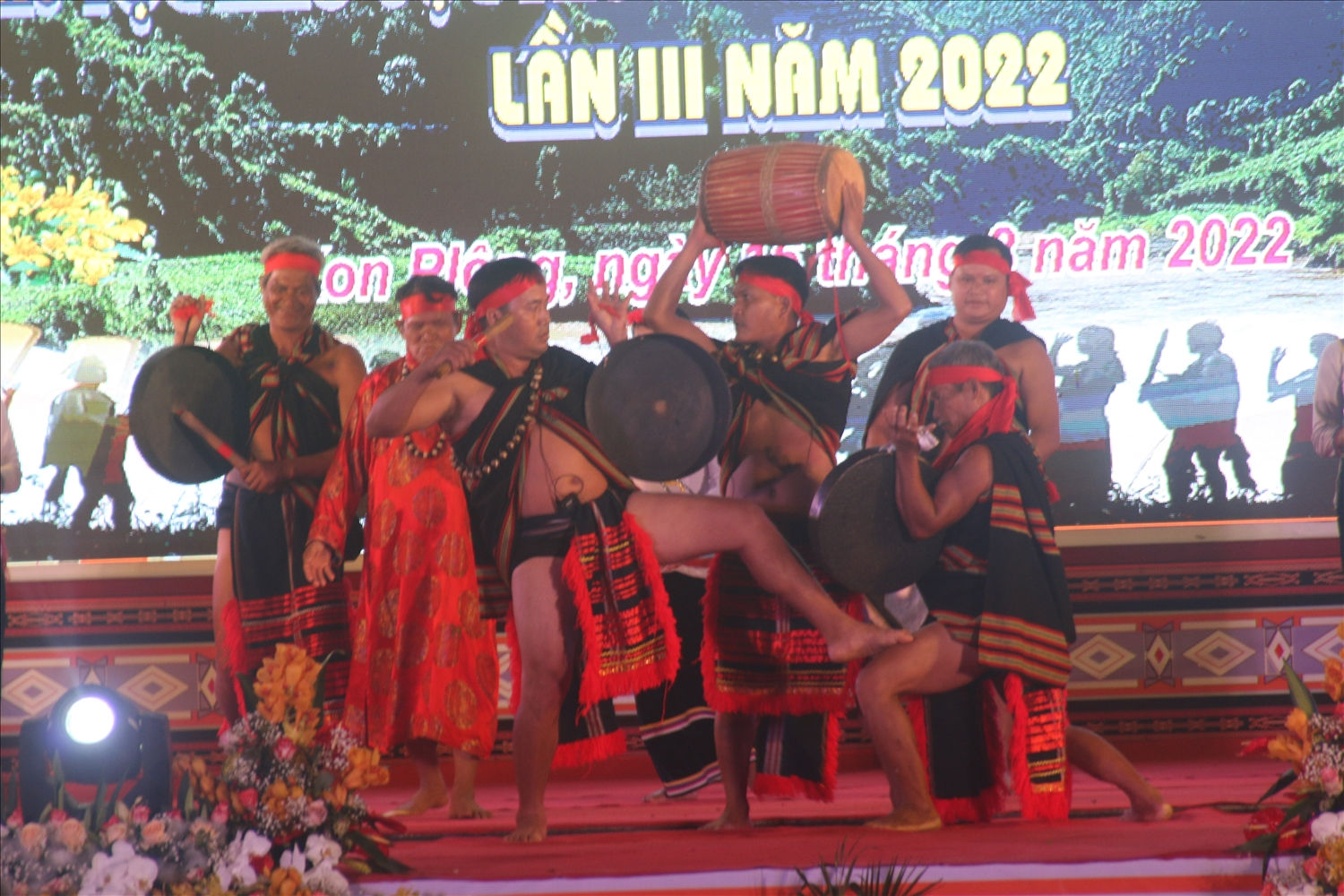Các nghệ nhân Hrê huyện Ba Tơ trình diễn chiêng Ba trong Liên hoan diễn xướng dân gian văn hóa các dân tộc Trường Sơn - Tây Nguyên lần III, năm 2022