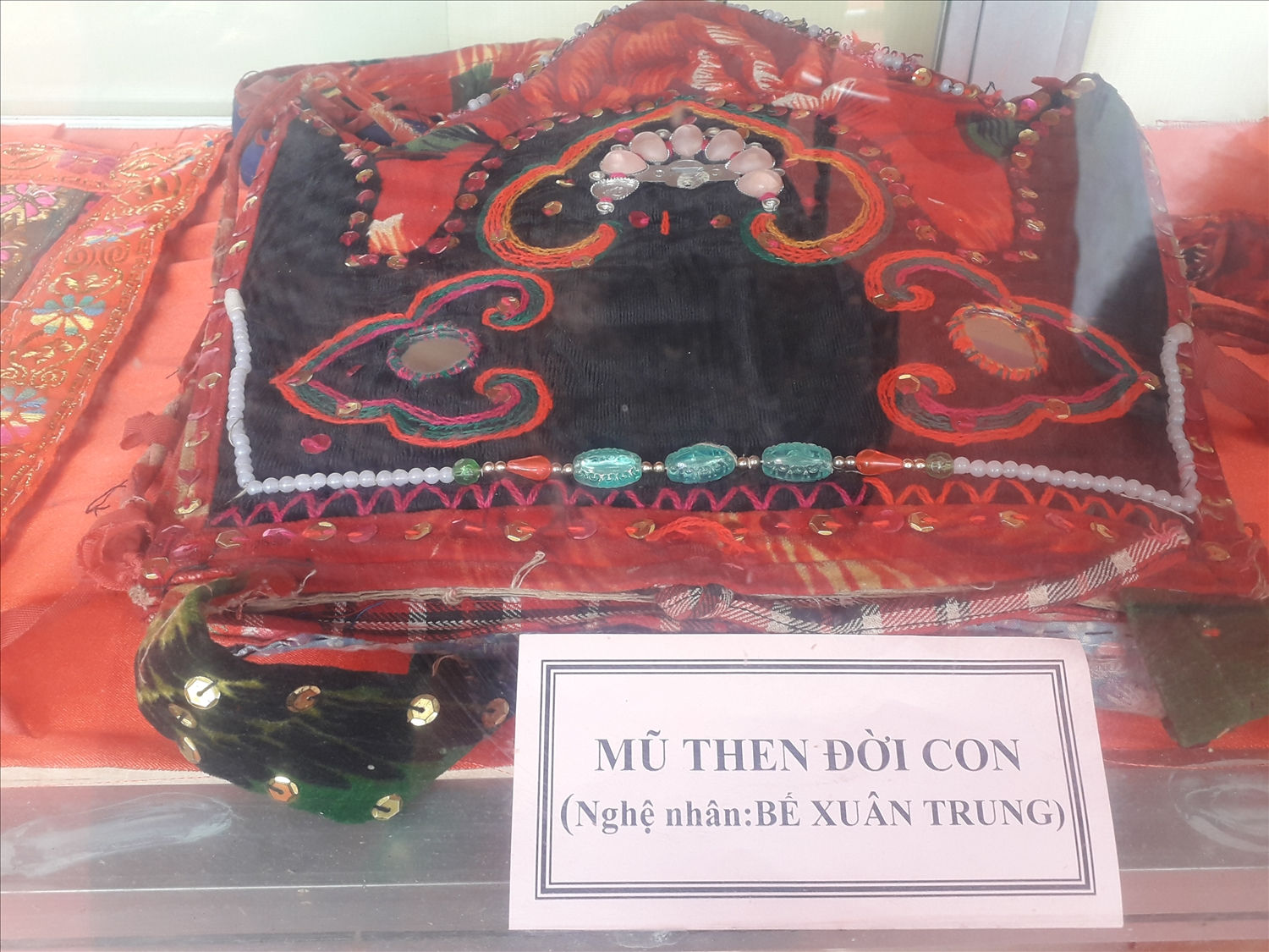 Một chiếc mũ then cổ của thầy then