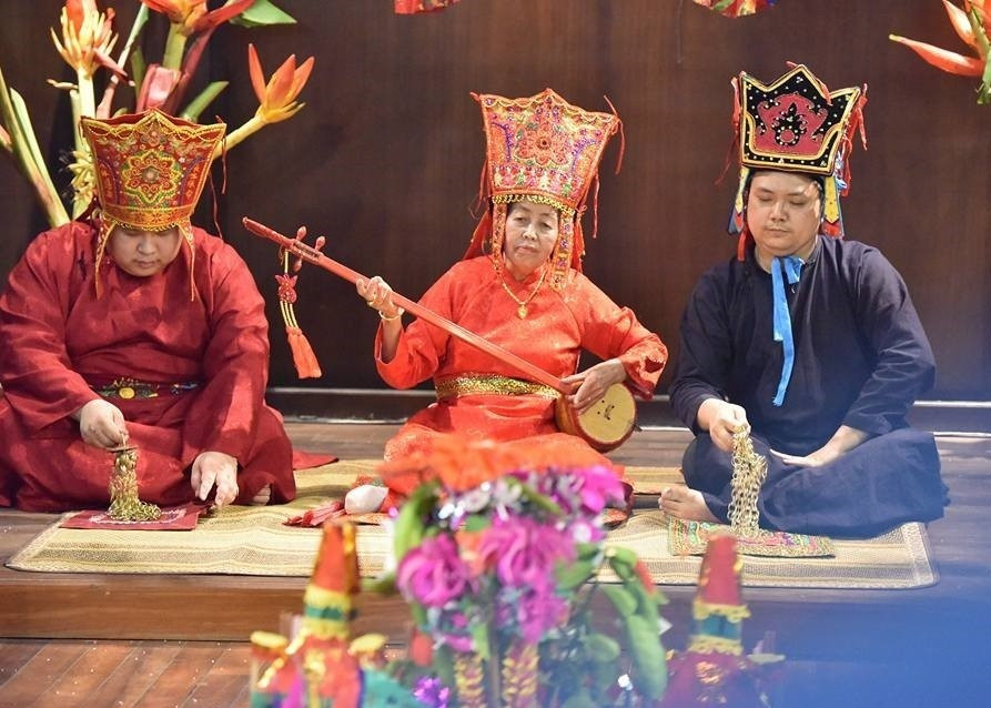 Các nghệ nhân then sử dụng chiếc mũ then trong một nghi lễ lẩu then