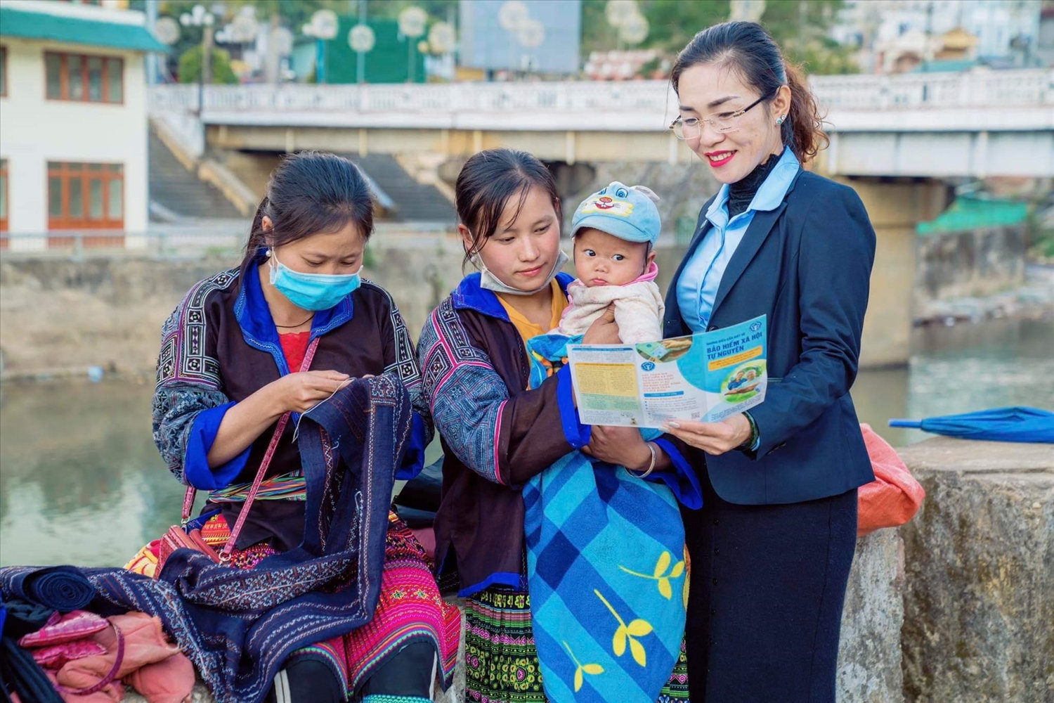 Cán bộ BHXH huyện Mù Cang Chải tuyên truyền cho người dân