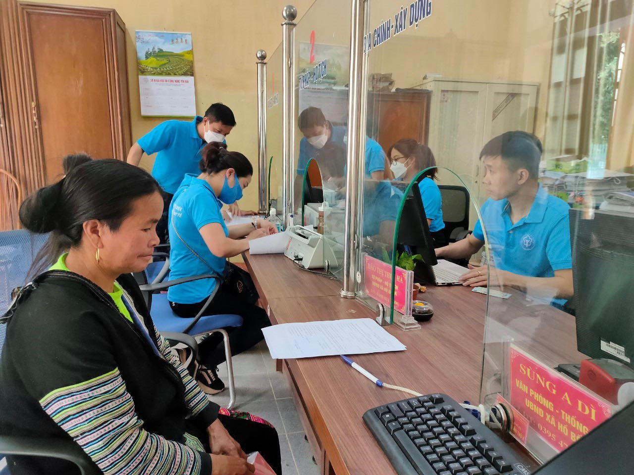 Người dân tới giao dịch tại Bảo hiểm xã hội  huyện Mù Cang Chải