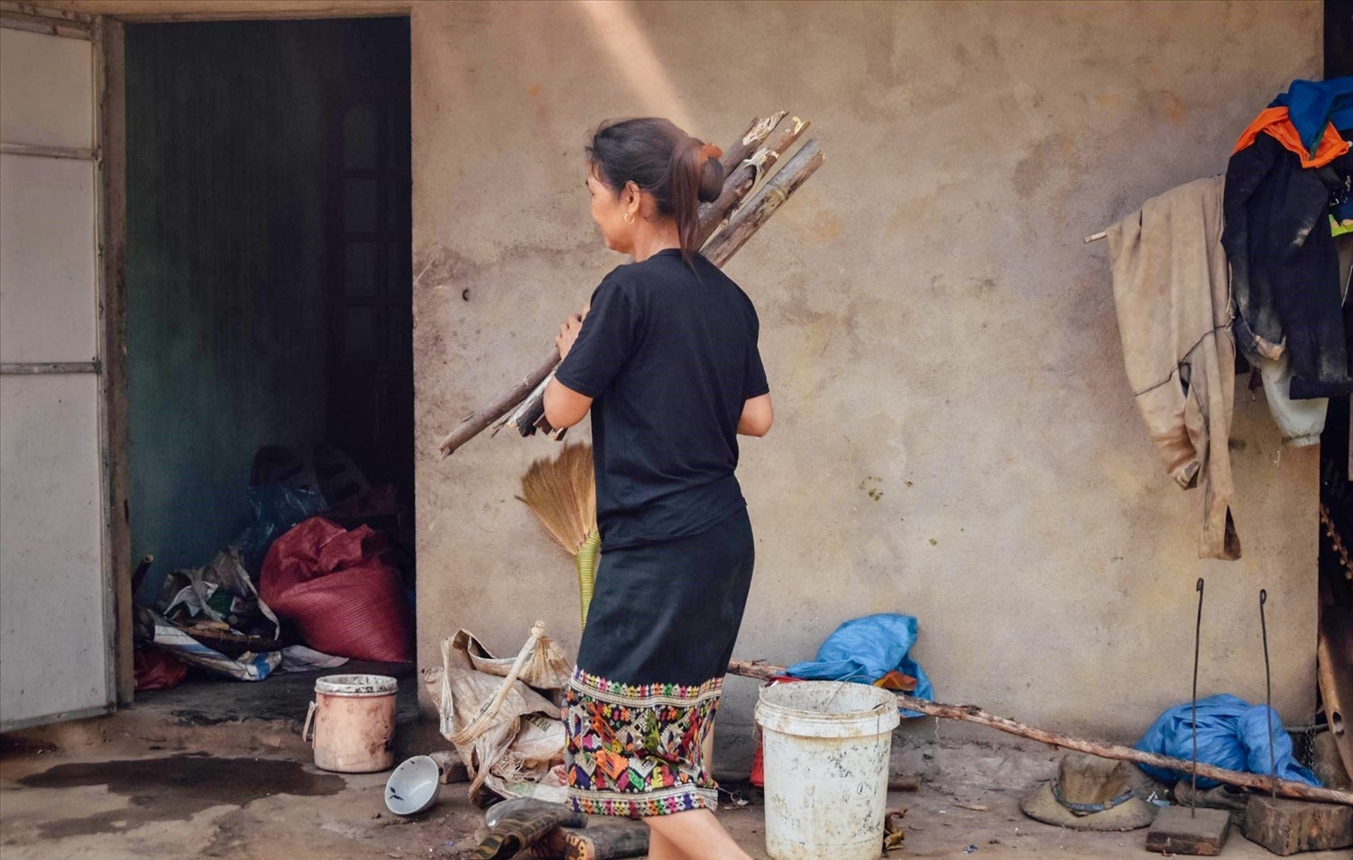 Để dễ dàng lao động và sinh hoạt, phụ nữ dân tộc Lào thường mặc áo phông hiện đại cùng váy thổ cẩm truyền thống. Họa tiết thổ cẩm của người Lào tượng trưng cho vẻ đẹp cây cỏ, thường bao gồm các màu:  trắng, hồng, vàng, tím, xanh được nhuộm từ chàm, vỏ, lá cây rừng