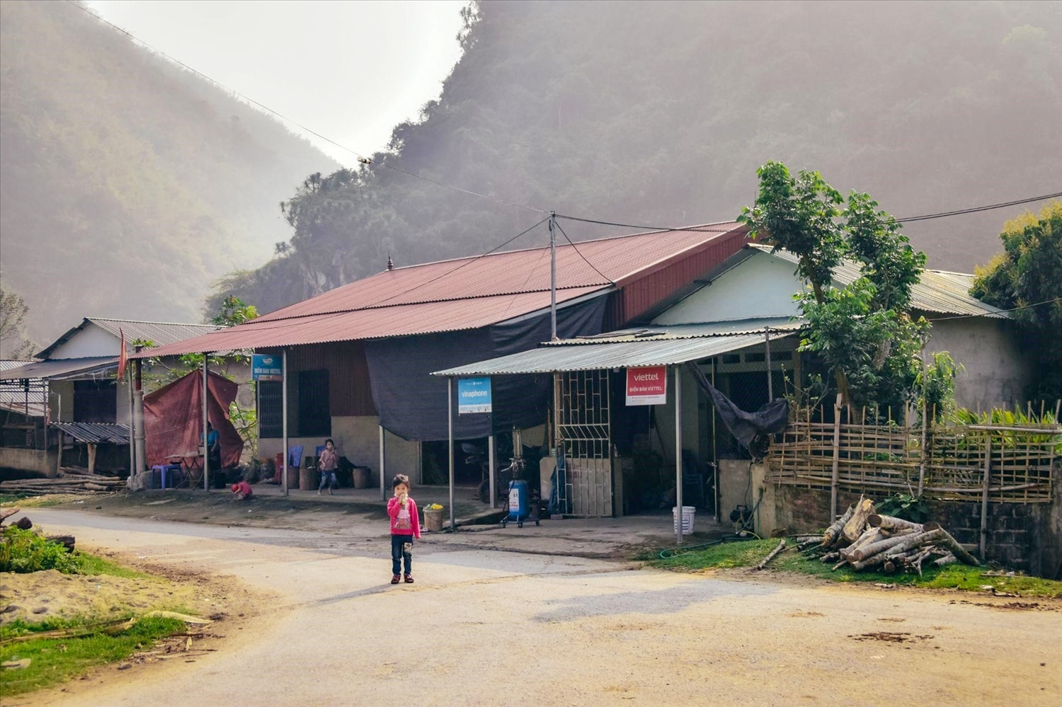 Hầu hết nhà trong bản Pa Xa Lào đều đã được ngói hoá. Giao thông thuận lợi
