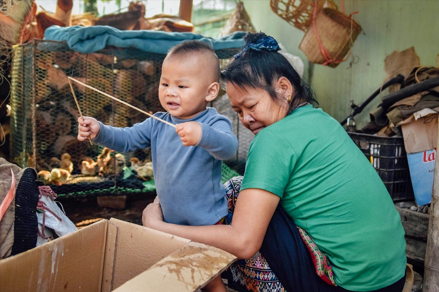 Thường ngày, chỉ có người già và trẻ nhỏ ở trong bản. Do người lao động độ tuổi thanh niên, trung niên xuống học tập và làm việc ở miền xuôi