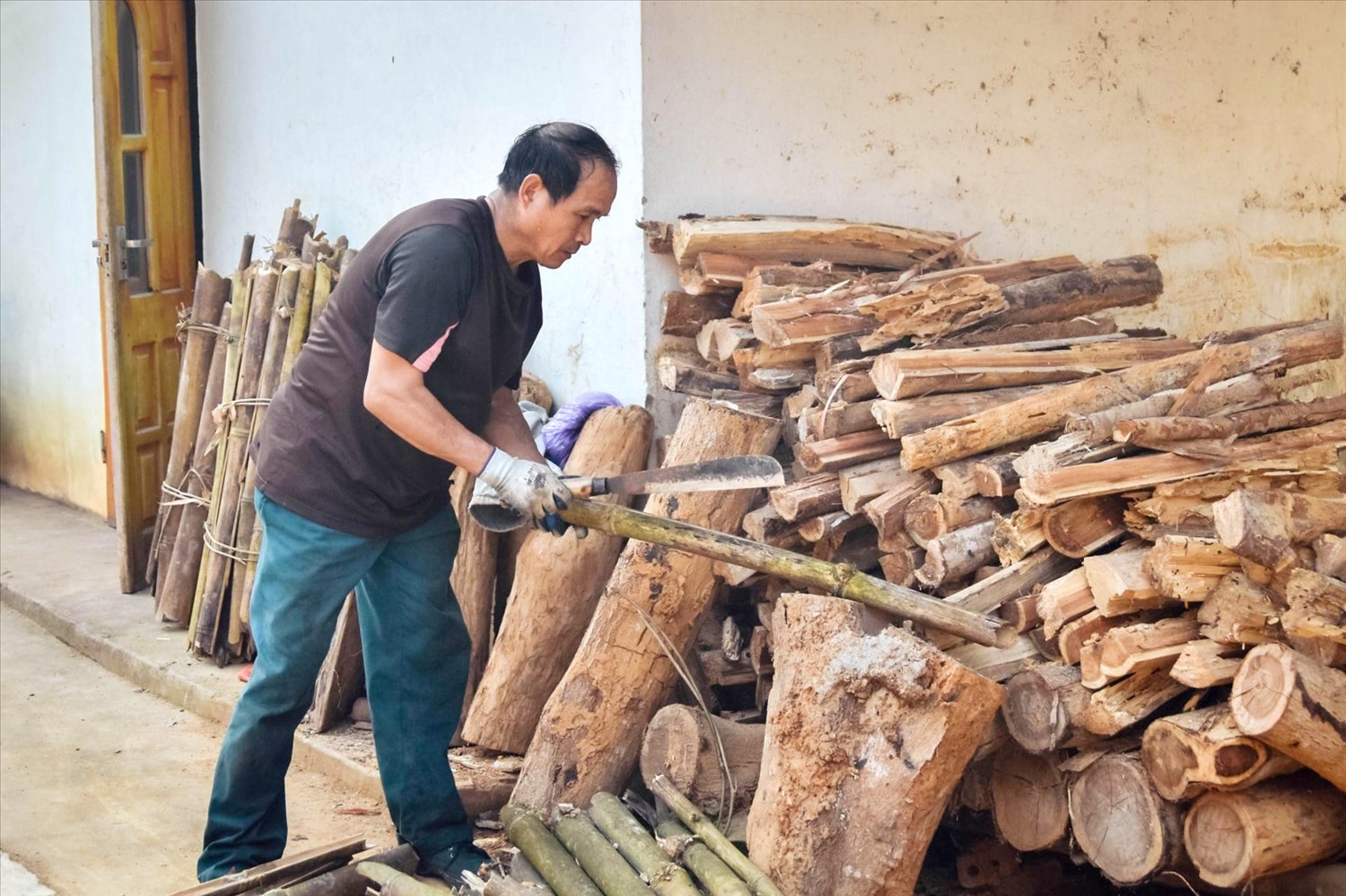 Nam giới trong bản thường đảm nhận các công việc đòi hỏi sức nặng, chẳng hạn như: xây sửa nhà cửa, chẻ củi, ra suối đánh bắt cá… 